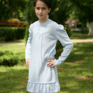 Детское вязаное платье голубое