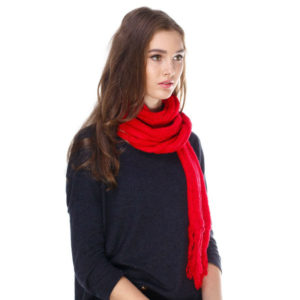 Вязаный шарф красного цвета